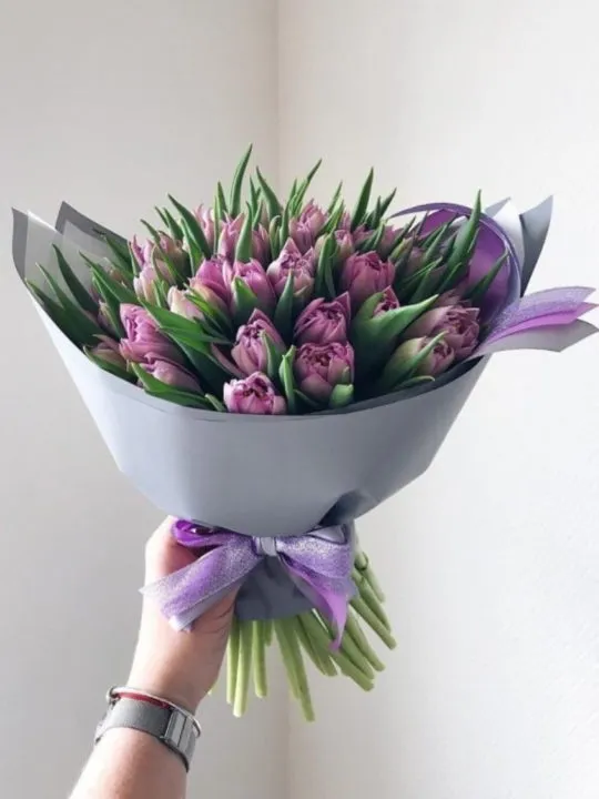 Букет сиреневых тюльпанов