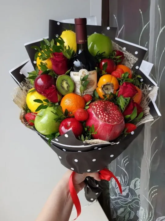 Букет из фруктов и вина