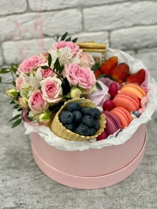 Букет из цветов и сладостей