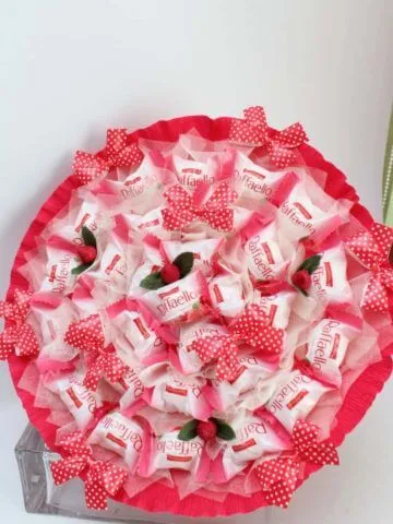 Красивые букеты из конфет на День всех влюбленных