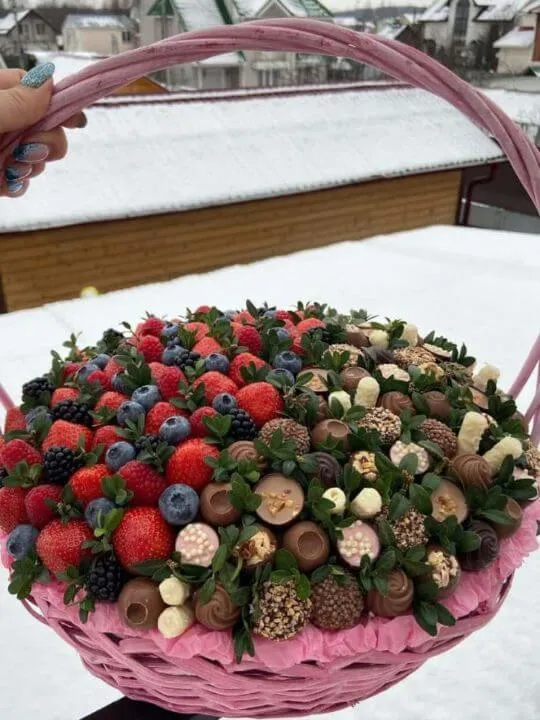 Букет из ягод и конфет