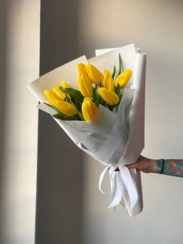 11 желтых тюльпанов