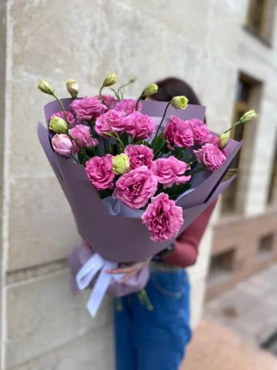 Сборный букет из 15 лизиантусов