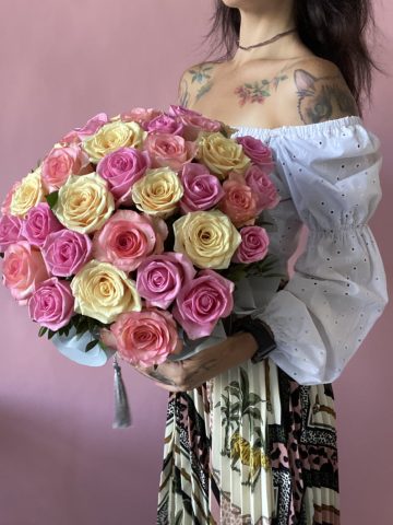 35 разноцветных роз в коробке