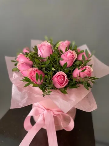 15 розовых роз в коробке