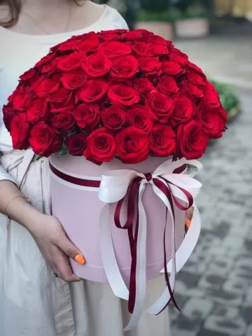 75 красных роз в коробке