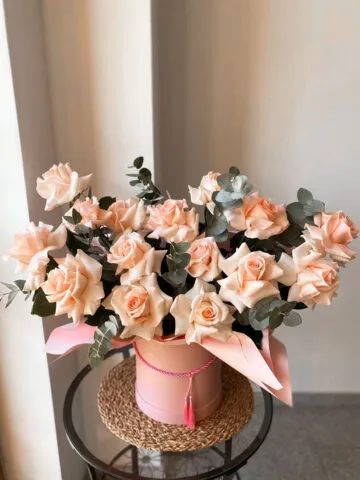15 прекрасных розовых роз в коробке