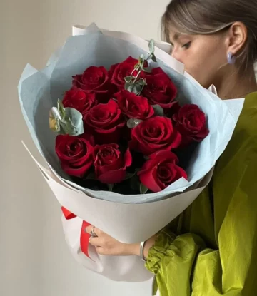 Букет из 11 очаровательных красных роз