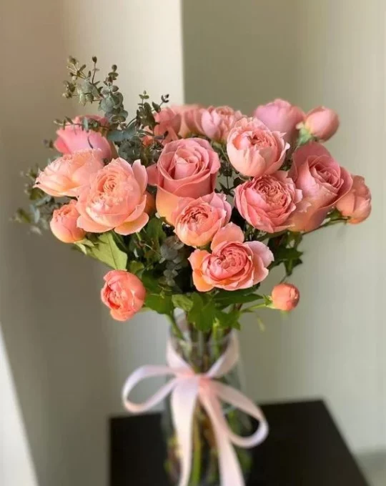 Розы в вазе