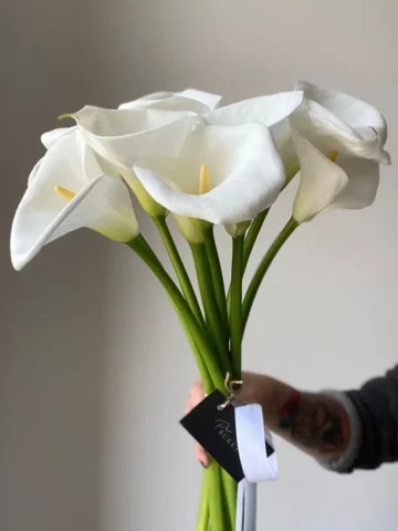 Белые каллы в вазе