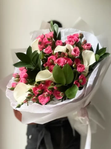 Букет с каллами и розами