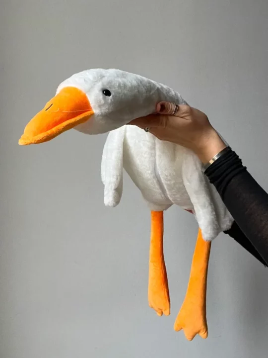 Плюшевый гусь с пледом