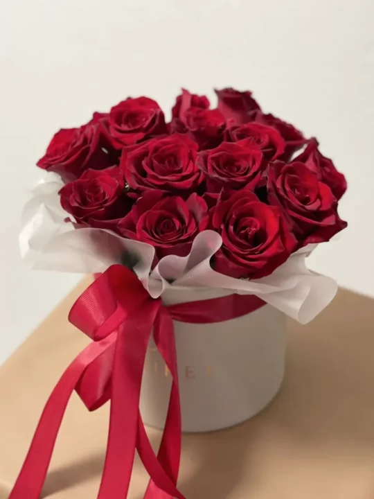 Композиция из красных роз
