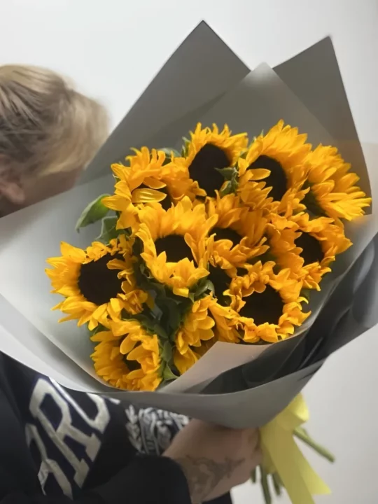 Букет подсолнухов в бумаге