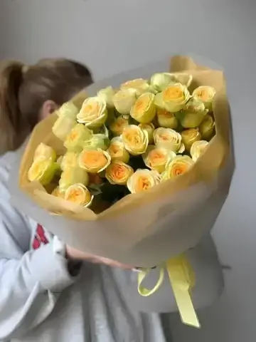 Букет из 11 желтых кустовых роз