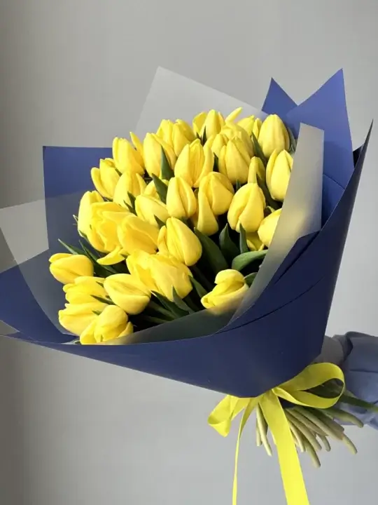 35 желтых тюльпанов