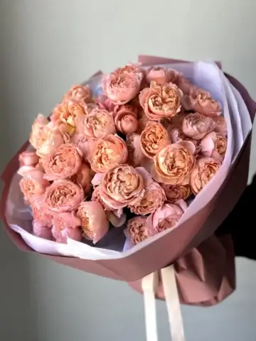 15 пионовидных роз