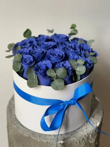 15 синих роз в коробке