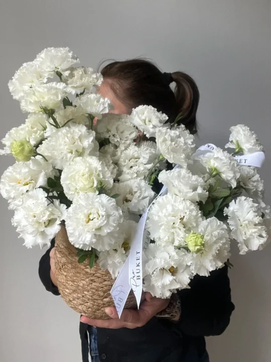 Композиция из белых лизиантусов