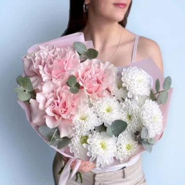 Bouquet of delicate chrysanthemums and roses