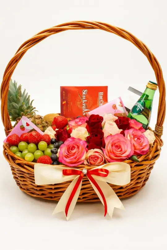 Корзина с фруктами и конфетами