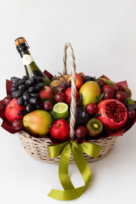 Корзина с фруктами и алкоголем