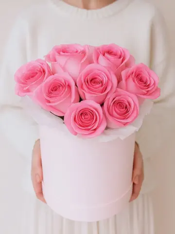 Розовые розы в коробке