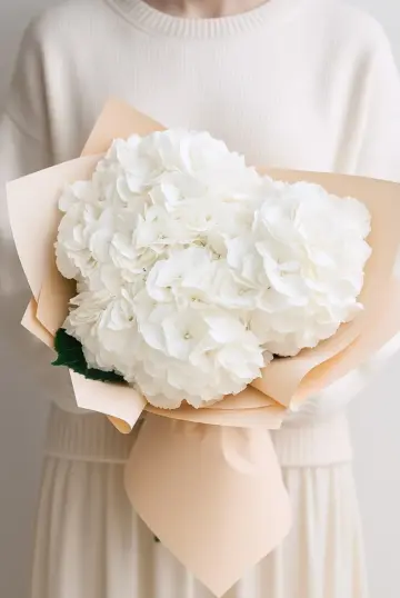 Букет из 3 белых гортензий