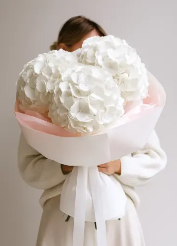 Букет из 3 белых гортензий