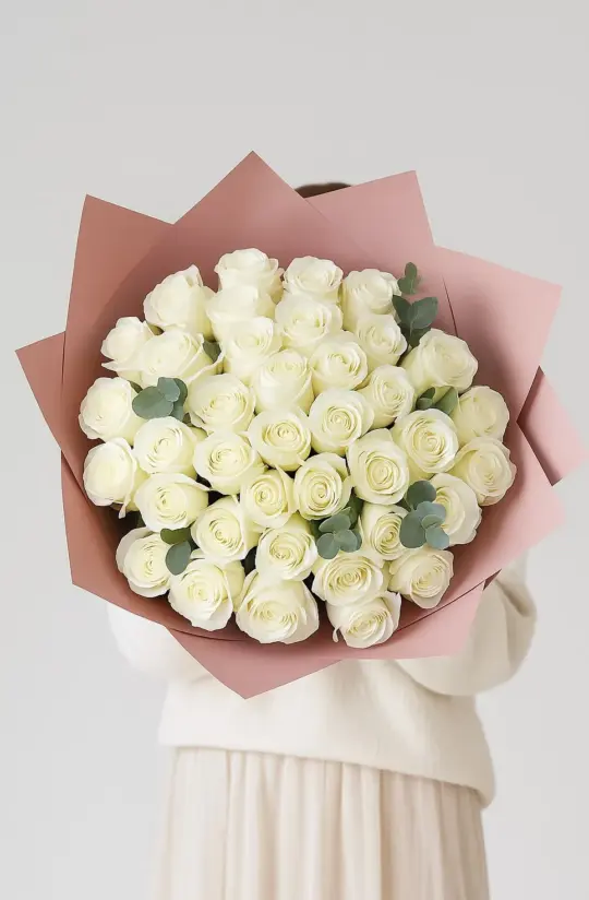 35 белых роз