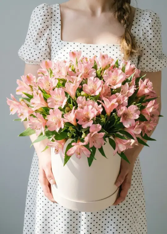 Розовые альстромерии в коробке