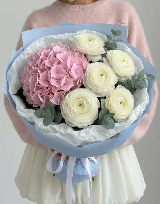Букет и ранункулюсов и гортензии