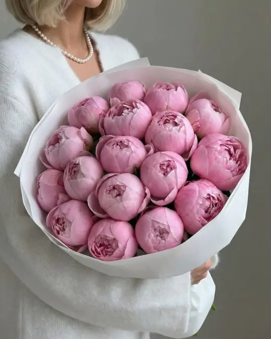 Букет из 17 пионов