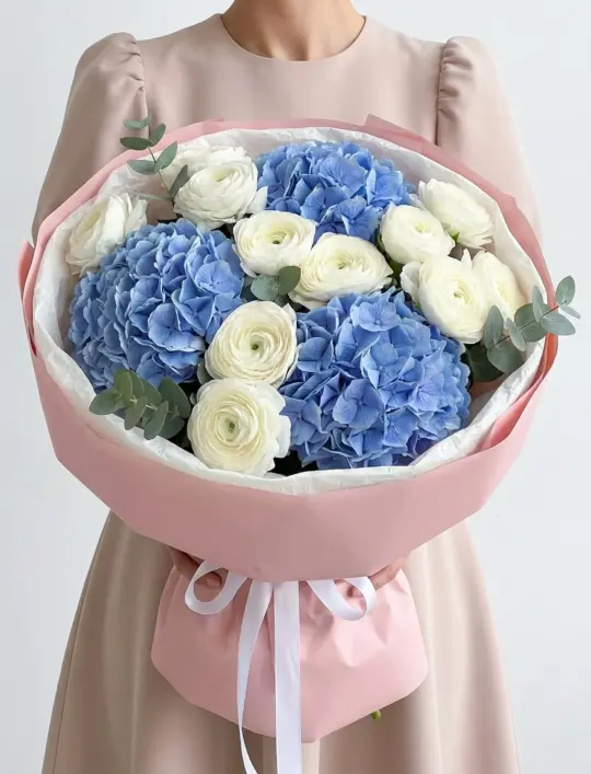 Букет из голубых ранункулюсов и гортензии