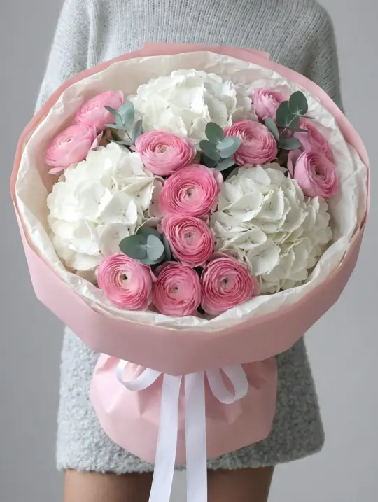 Букет из розовых ранункулюсов и гортензии