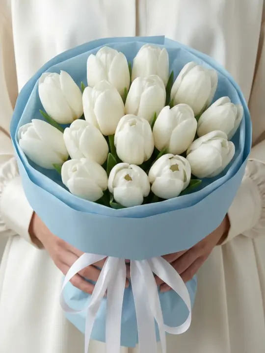 15 белых тюльпанов