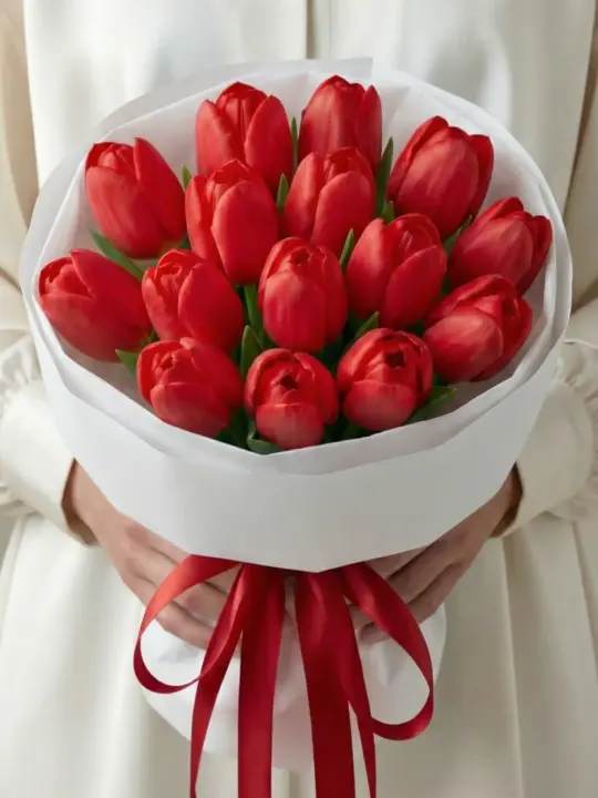 15 красных тюльпанов