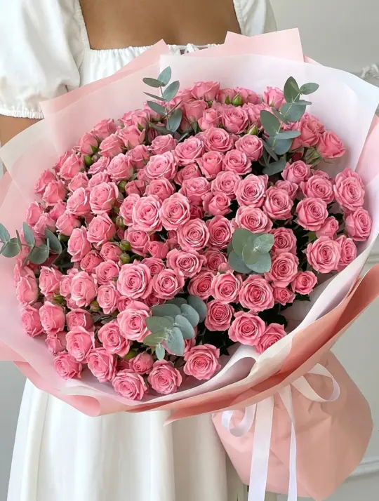 Розовые кустовые розы