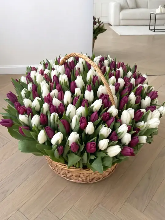 Микс тюльпаны в корзине