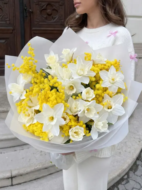 Букет нарциссов и мимозы