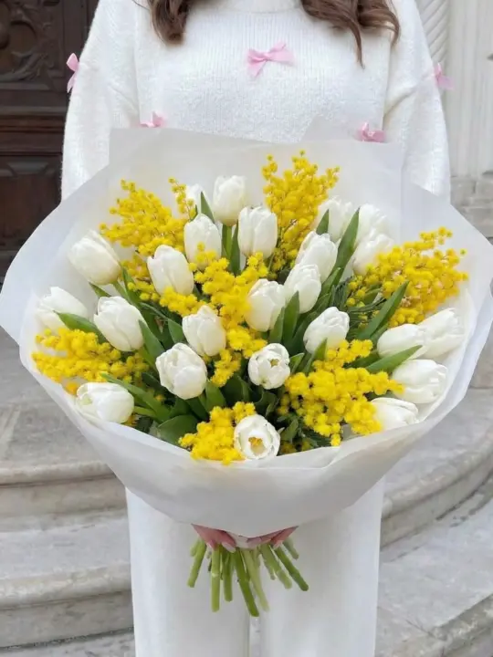 Букет из мимозы и тюльпанов