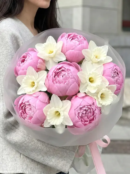 Букет пионов с нарциссами