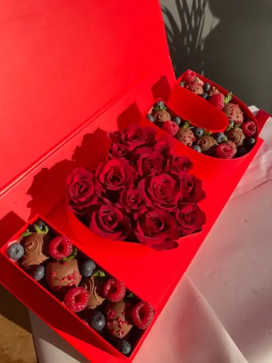 Композиция Love с клубникой и цветами