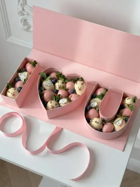 Композиция I Love You с клубникой